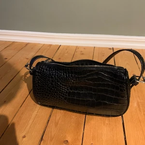 Nelly handväska - Säljer min nelly handväska. Snygg och oassar perfekt till alla outfits