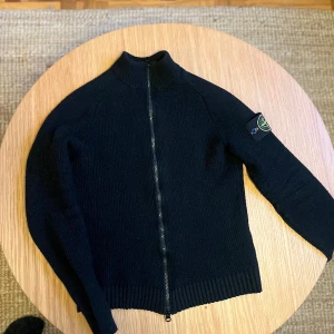 Stone Island wool zip up  - Stone Island zipup i ull. 100% äkta med QR-kod o dyr i inköp. Vid första tvätten råkade jag krympa den och den är nu för tight för mig 😭 Den var tidigare en S herr men är nu snarare en XS herr eller S dam.  Mått: Bröst: 43-44cm, Längd: 58 cm