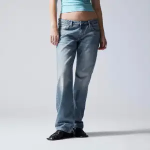 Säljer mina Arrow Low Waist Jeans från Weekday. Säljer pga att jeansen är förstora. Stolek 27/34, dvs st 27 i midjan och st 34 i längd. Skriv för fler bilder! 