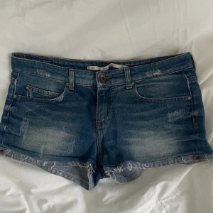 Zara Jeansshorts - Helt oanvända jeansshorts från Zara, lågmidjade och sitter jättebra!!  Hör av dig för fler bilder!!! 