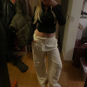 Oversized Kostymbyxor Zara  - Oversized kostymbyxor från Zara som är lite för stora för min smak. Nypris 379kr och är i stl L. Säljer för 150kr då de endast är testade och aldrig använda. 