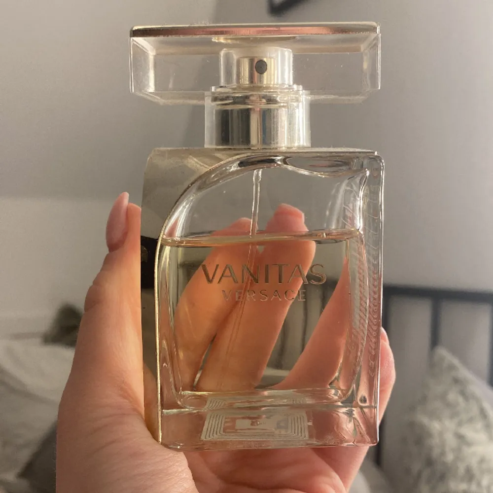 Säljer denna Vanitas Versace parfym då jag inte tycker den passar på mig, använt inte så mycket som ni ser köptes för 500-600 säljer rätt billigt❤️. Övrigt.