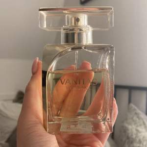 Säljer denna Vanitas Versace parfym då jag inte tycker den passar på mig, använt inte så mycket som ni ser köptes för 500-600 säljer rätt billigt❤️