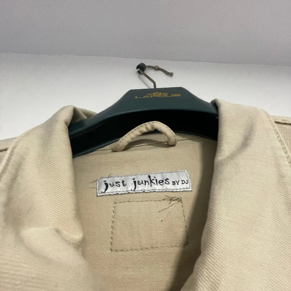 Säljer en Just Junkies jacka som nästan aldrig är använd och är i storleken M. om ni undrar nåt så bara hör av er👌🏻. Jackor.