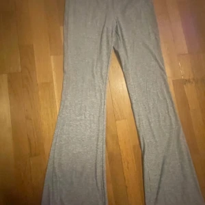 Grå utsvängda byxor, sitter jätte fint är dock för små för mig. Men jag tog ett foto med min vän som har 158 i byxor! - Dom är grå. Storlek 158, s/xs ungefär! Är ganska mjukt material. 