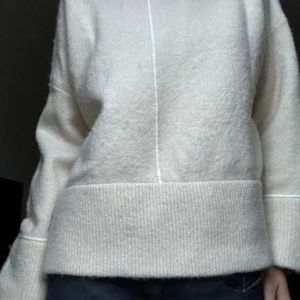 Snygg stickad tröja - Säljer denna snygga stickade zara tröjan som är unik men passar till allt! Endast använd 1 gång🔥