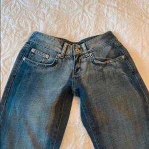 Lågmidjade bootcut jeans som jag säljer eftersom dom är för små💗 bra skick innerbenslängd 77/78 midjemått rakt över 33/34💗