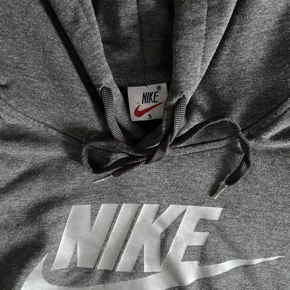 En cool croppad hoodie från Nike i storlek S 😻 den har tryck med silver vilket ger en snygg detalj! Bra skick!. Hoodies.