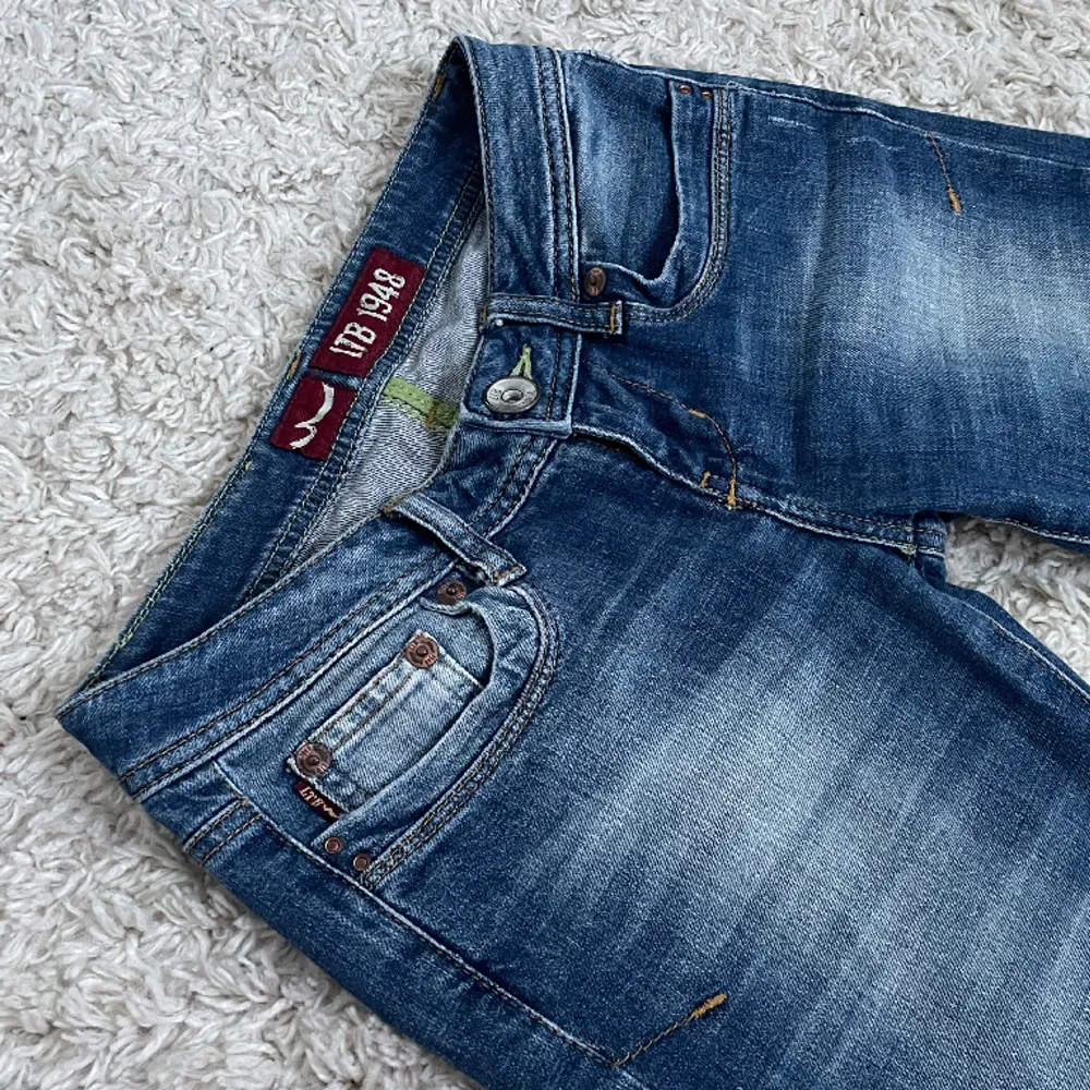 Gammal vintage modell från LTB. Lågmidjade och bootcut, kan tyvärr inte fixa bild på då de inte passar. ❤️ Midja rakt över: 33,5cm. Innerben: 77,5cm. Löser fler mått vid önskemål! 🥰 Håll koll på min profil, lägger för det mesta upp vintage jeans. 😍. Jeans & Byxor.