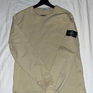 Beige Stone Island tröja i storleken M.