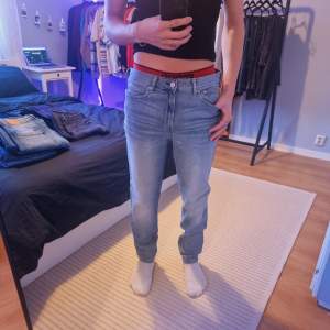 Tapered jeans i storlek 32/32 från H&M 