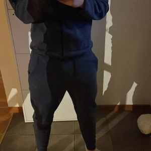 Nike tech byxor  - Nike tech byxor i mörkblå storlek s 