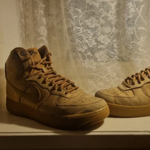 Nike Air Force 1 stl.43 - Hej! Jag säljer mina Nike air force 1 high i färgen "wheat".  De är i bra skick, har bara ett litet smutsmärke på ena skon (bild 3). Köparen står för frakten. Pris kan diskuteras!