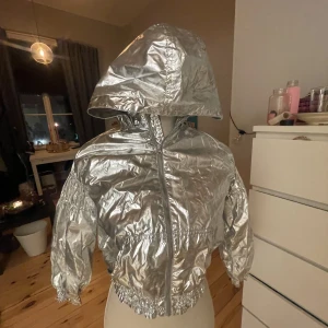 Metallic jacka - Söt metallic jacka från barnavdelning. Men passar xs vuxen då blir den trekvartsärm och croppad! Tunt tyg/ vindjacka ish! 
