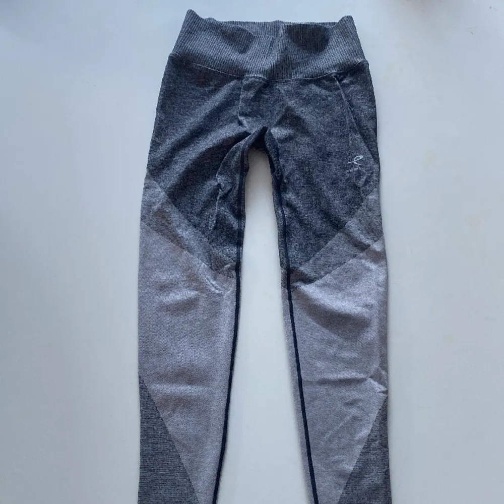 Åtsittande högmidjade gymtights från Energetics🖤  Aldrig använda🖤 Köpt för ca 500kr🖤. Jeans & Byxor.