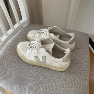 Veja sneakers  - Säljer mina veja sneakers. Tecken på användning finns och tyvärr har de slitningar på insidan av skon där bak (se bild 2). Köpta på & other Stories för 1700kr