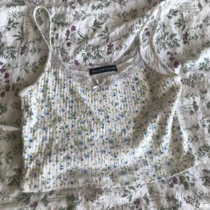 Brandy Melville linne - Super gulligt cropped linne från brandy melville i perfekt skick!