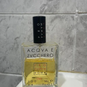 Profumum roma acqua e zucchero  - Säljer min Profumum roma acqua e zucchero köpt på nk för 2950kr och använd lite. Kolla bilden  . Finns i Södertälje men kan fraktas mot port . 100ml från början 