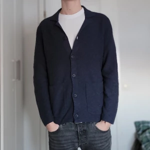 Cardigan - Extremt fet stickad cardigan! Storlek M, Jag är 185! Inga tecken på användning. Märket heter Marc O'Polo, nypris ligger på 3000! 