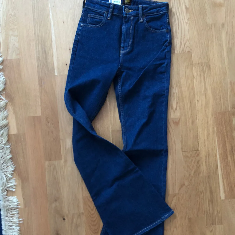 Helt nya jeans från Lee med lappar kvar!  I modellen Breese Flare, mörkblå i färgen ”That’s Right”. Storlek W26 L31. Passar nog en XXS-XS. Dessa var en gåva men tyvärr för små!  Medelhög midja och flare modell.  Nypris: 1099:-. Jeans & Byxor.