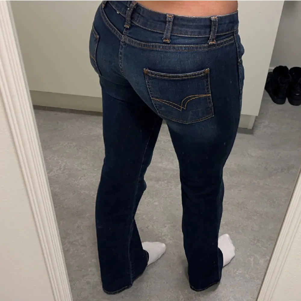 Säljer dessa mörkblåa jeansen från lee, kommer inte till användning. Jag är 167 cm🩷🤍. Jeans & Byxor.