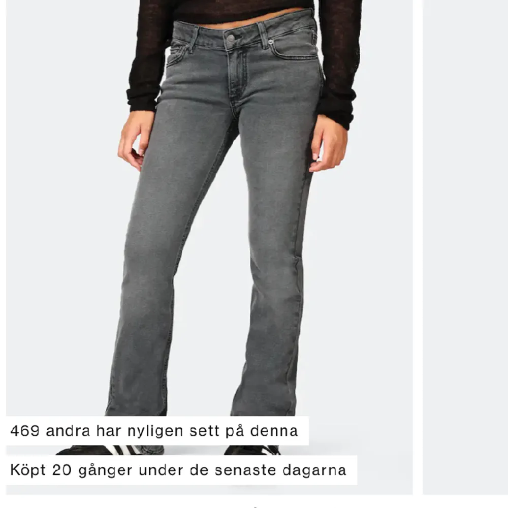 Säljer ett par jätte snygga lågmidjade jeans i storlek xs. Helt nya endast använda en gång och är tuvärr för stora för mig💛 . Jeans & Byxor.