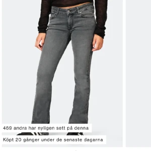  low waist Bootcut jeans - Säljer ett par jätte snygga lågmidjade jeans i storlek xs. Helt nya endast använda en gång och är tuvärr för stora för mig💛 