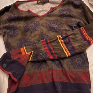 Långärmad tröja  - Så söt långärmad bohemisk topp, köpte på Plick för nått är sen men använder aldrig längre❣️