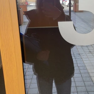 väst - så fin väst från bershka! den jag har säljs inte längre men den på andra bilden är en nästan likadan. västen är knappast använd då den ej vart min stil. den är som ny inga defekter! den passar både xs och s