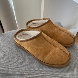 Uggs - ”Uggs” från Nelly! Endast använda några gånger inomhus så i nyskick 🫶🏼🫶🏼