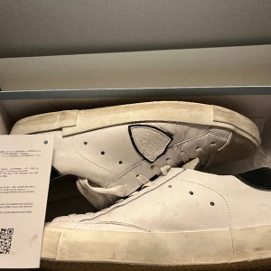 Philippe model skor  - Säljer mina fina Philippe model skor i i storlek 43 och 9/10 skick har haft dom i ungefär 1 månad och använt ish 4 gånger jag säljer dom pågrund av att dom var för stora. Kom privat för fler bilder och kan gå ner i pris vid snabb affär.