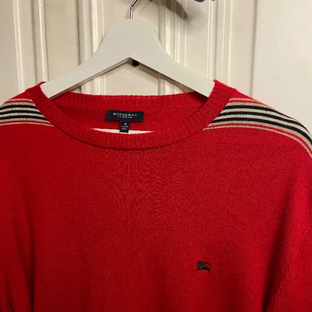 Väldigt exklusive vintage tröja från burberry i 100 % Merino Ull. Storleken är M och tröjan är i utmärkt skick! Tröjan säljs inte längre men kostar nytt 3500kr+. Vid frågor och funderingar finns jag här!👍. Stickat.