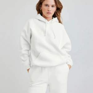 Säljer min vita hoodie som jag använt typ 3 gånger då jag inte riktigt gillar att ha hoodie på mig. Den är i storlek Xs men är rätt oversized 