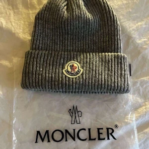 Moncler mössor säljes - Helt nya moncler mössor säljes (unisex)  Priset diskuteras vid snabbare affärer  Skriv till mig vid fundering!😁 