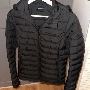 Peak performance jacka  - Jätte fin peak performance jacka, köpt på johnells men har tyvärr inte kommit till användning.  Köptes för 2000