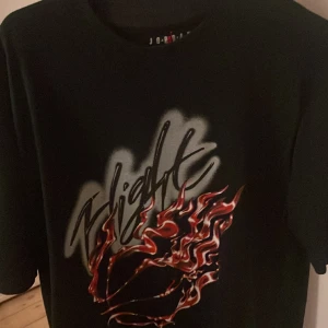 Travis scott x jordan t shirt  - Nu skick aldrig använd. Har bara ligger i garderoben. T shirten är storlek small