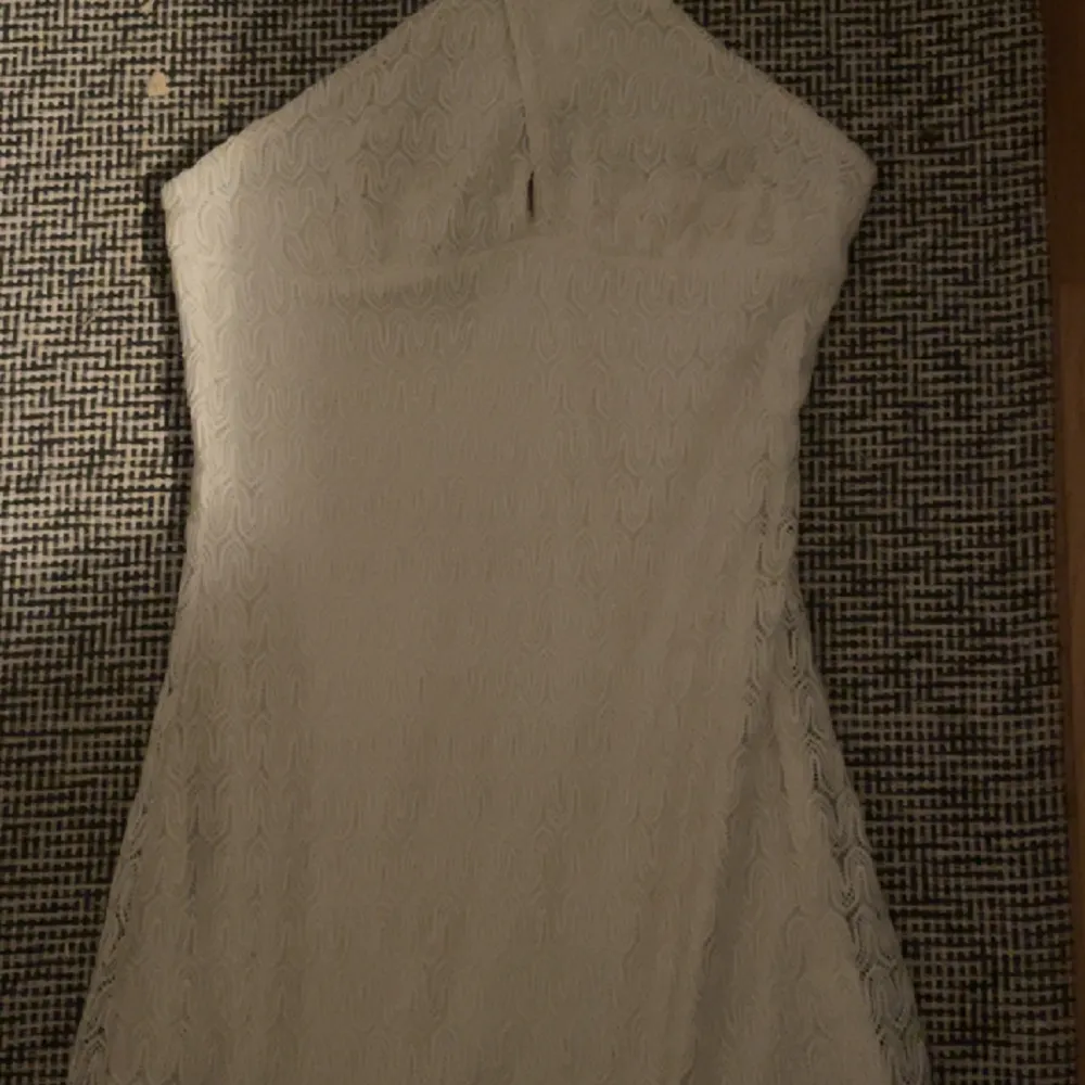 En vit klänning från H&M säljer för den är för liten för mig 💘💘pris kan diskuteras . Klänningar.