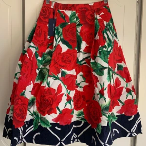 GANT Pleated Rose Skirt - Vacker blommig kjol från GANT i strl 34. Helt oanvänt med lappen kvar. Nypris 1699kr.