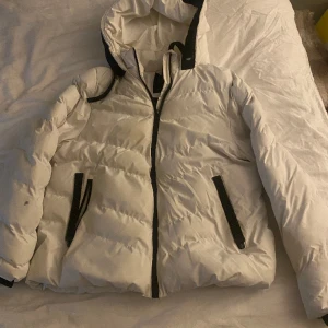 Vinterjacka - Säljer vit vinterjacka från NEW Yorker. Använd men som ny, inga fläckar