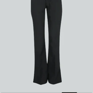 ”Vera” kostymbyxor  - Svarta lågmidjade bootcut kostymbyxor köpta på bikbok i september 2023 (finns kvitto) säljer för att dom är för små 🥰 privat för närmare bilder och fler bilder med dom på ! Bätte pris vid snabb affär!!!!