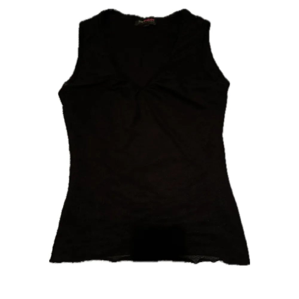 Jättegullig svart linne med ett övre lager mesh tyg. Går både att använda off shoulder och vanligt. . Toppar.