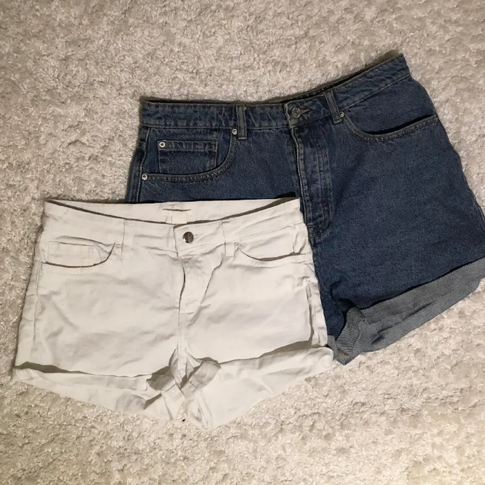 2 par shorts i blå och vit. Vita i storlek 36, blåa i storlek 42. Perfekta inför sommaren! 40kr st eller båda för 60 🤩. Shorts.