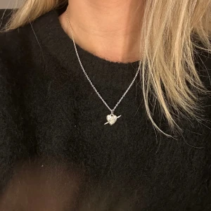 Maria Nilsdotter halsband  - Säljer detta fina halsband från Maria Nilsdotter i modellen Tuvstarr. Längd 45 cm, köpt i december 2022, äktighetsbevis och dustbag finns, knappt använt