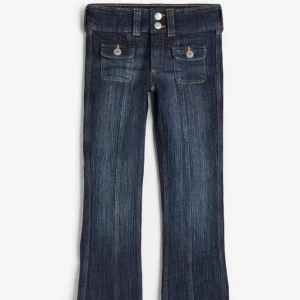 Populära H&M jeans - Säljer dessa super populära jeansen från H&M💓 Superfint skick utan skador eller deffekter!  300kr +frakt, finns även att hämta på Ekerö😇 Postar inom 24 timmar efter köp💫