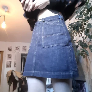 Kort jeanskjol från Replay Blue Jeans - Asball mörkblå jeanskjol från Replay Blue Jeans med såå bra fickor!! Räcker ungefär till halva låret och har hög midja. Fina detaljer med vita stygn:) hittar ingen storlek men den passar perfekt för 36-38♡