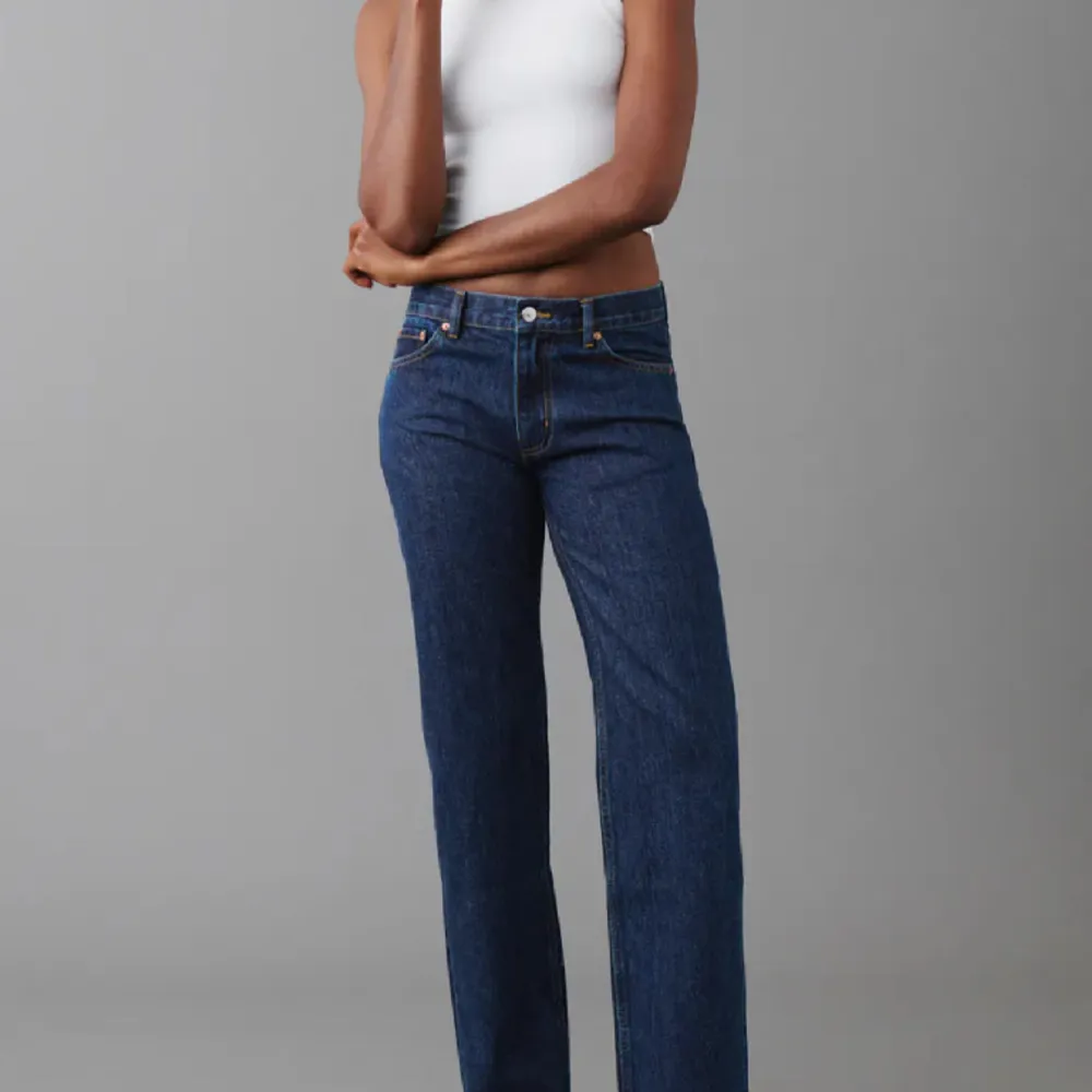 Jag säljer ett helt par nya  low waist jeans ifrån Gina tricot. Ordinarie pris 499,95kr, jag säljer jeansen för 350kr. Ni står för frakten (:. Jeans & Byxor.