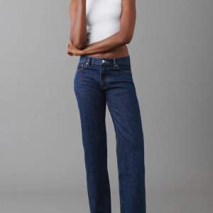 Jag säljer ett helt par nya  low waist jeans ifrån Gina tricot. Ordinarie pris 499,95kr, jag säljer jeansen för 350kr. Ni står för frakten (: