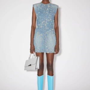 Acne studios denim dress  - Acne Studios Denim Tunic dress, slutsåld. Aldrig använd, storlek 38.  100%  bombull. Nypris: 5800 kr