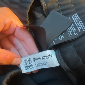 Palm angels byxor - Tja Säljer dessa snygga Palm angels byxor storlek  S men passar också M. Köpa på Miinto för 4500 kr