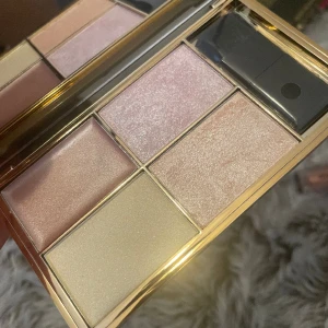 Sleek highlighter - Oanvänd sleek kit. Det medföljer en metallisk läppglans och sedan en highlighter som man kan se på första bilden. Allt är oanvänd och highlightern har även plast på. Det är två puder highlighter (höger sida) och två kräm highlighter (vänster sida). 